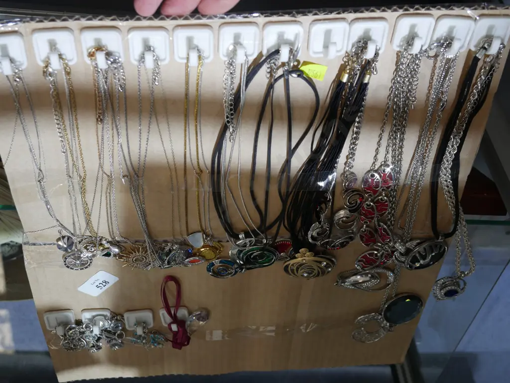 Assorted necklaces etc Image 1++