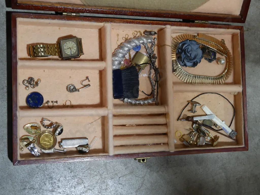 Jewellery box and contents Image 1++