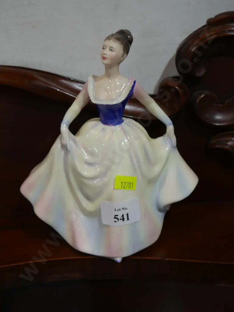 Royal Doulton figurine -  Lisa Image 1++