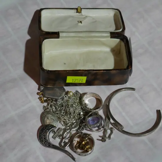 Silver jewellery etc