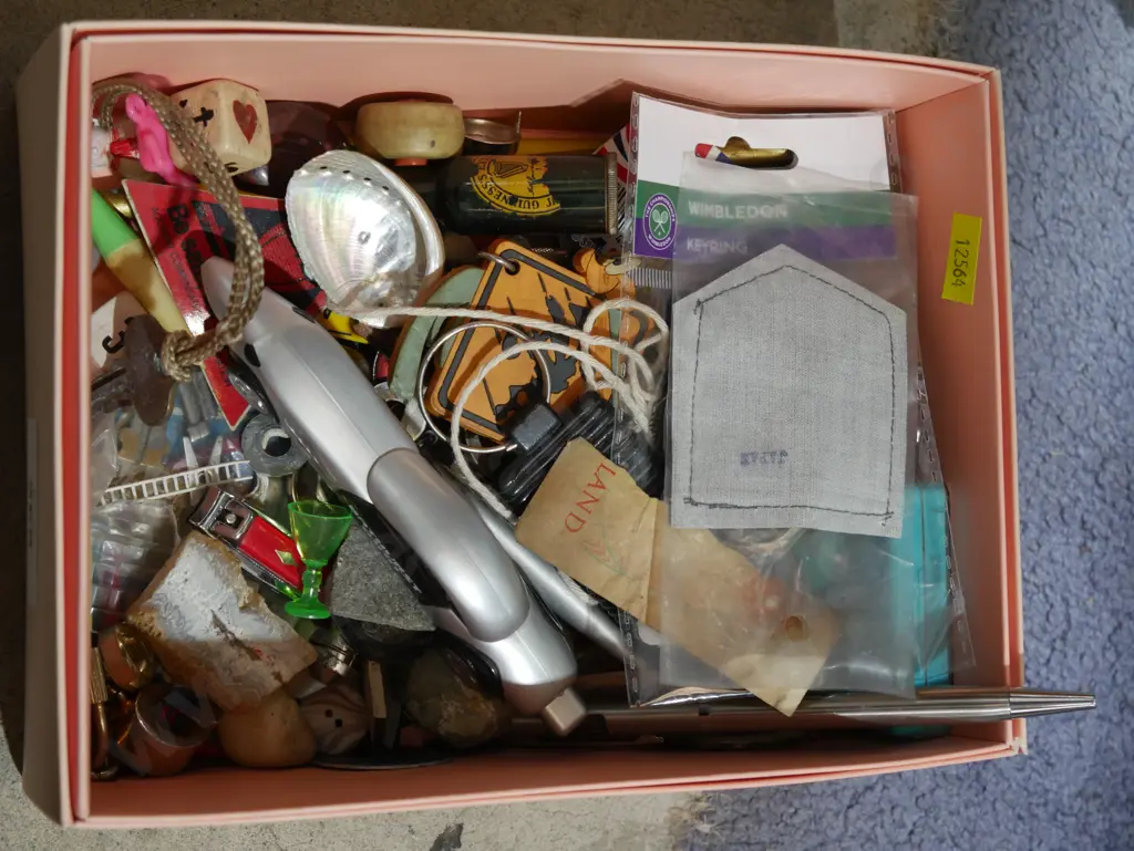 Assorted collectibles Image 1++