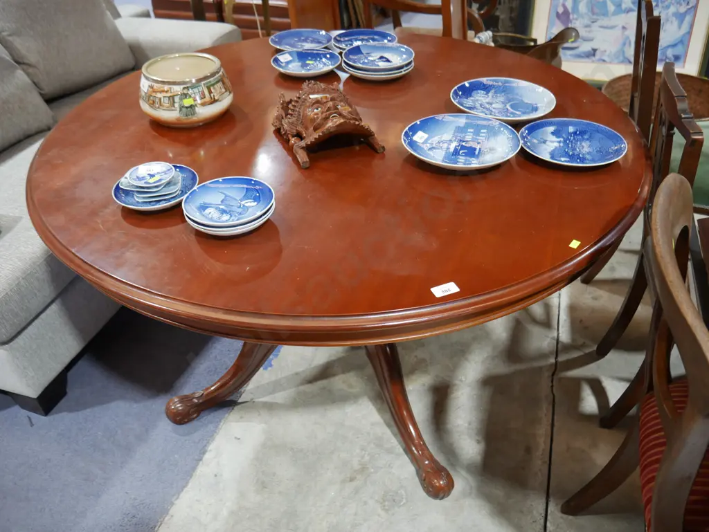 Round dining table Image 1++