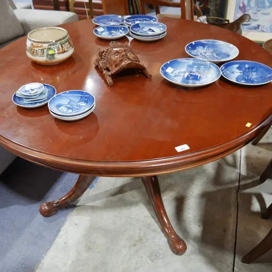 Round dining table