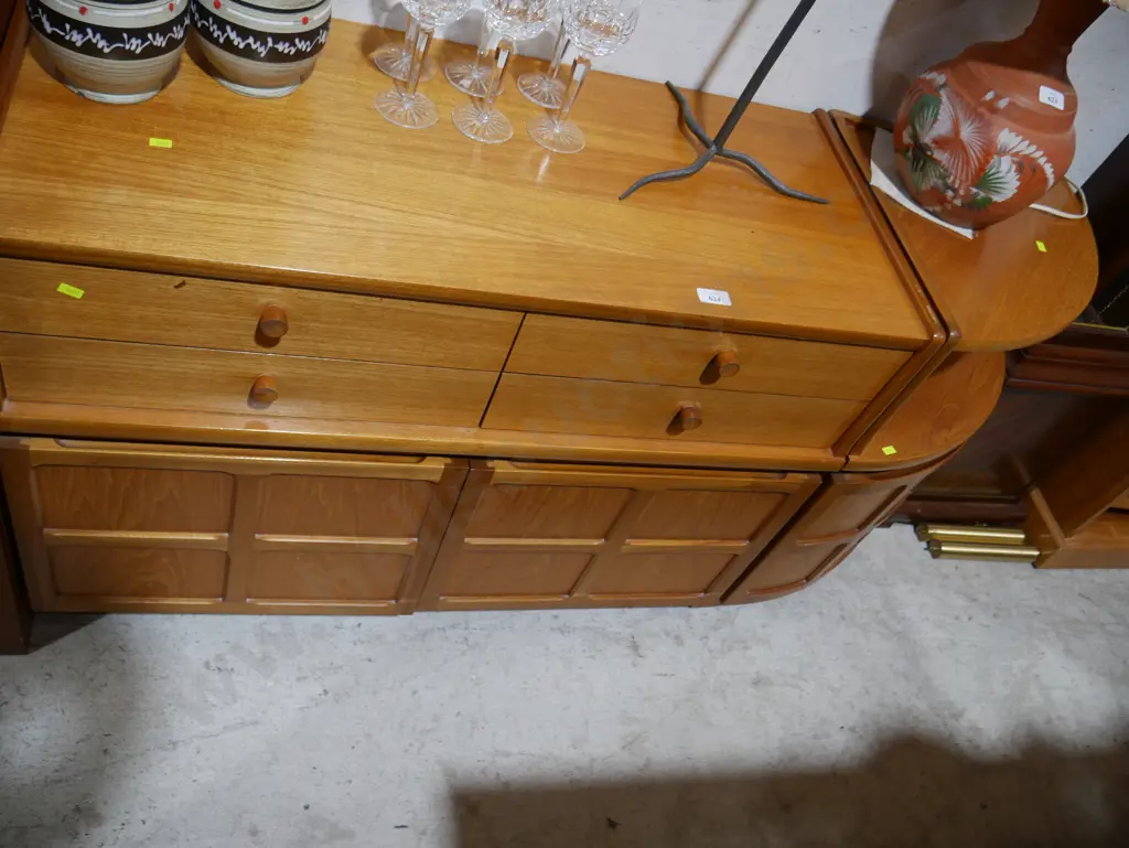 Sideboard Image 1++