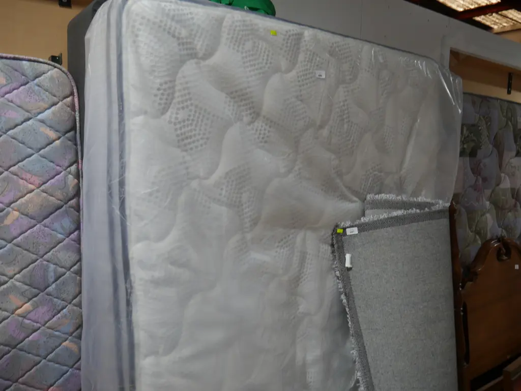 Queen base and mattress Image 1++