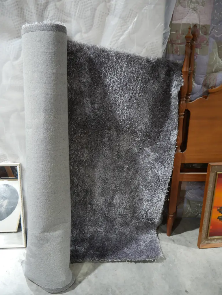 Grey shaggy rug Image 1++