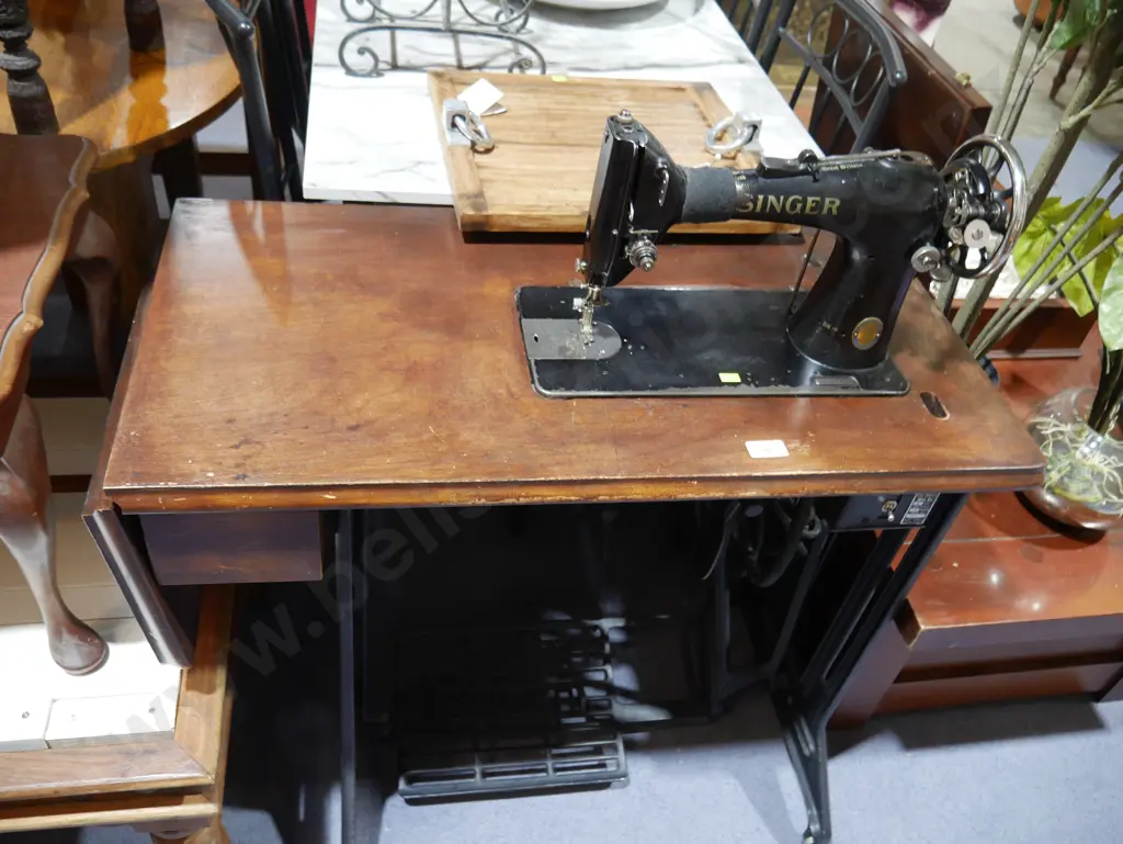 Singer sewing machine and table Image 1++