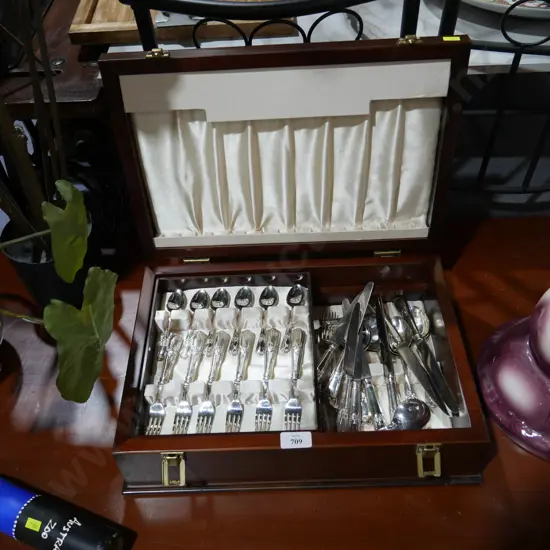 Cased cutlery set