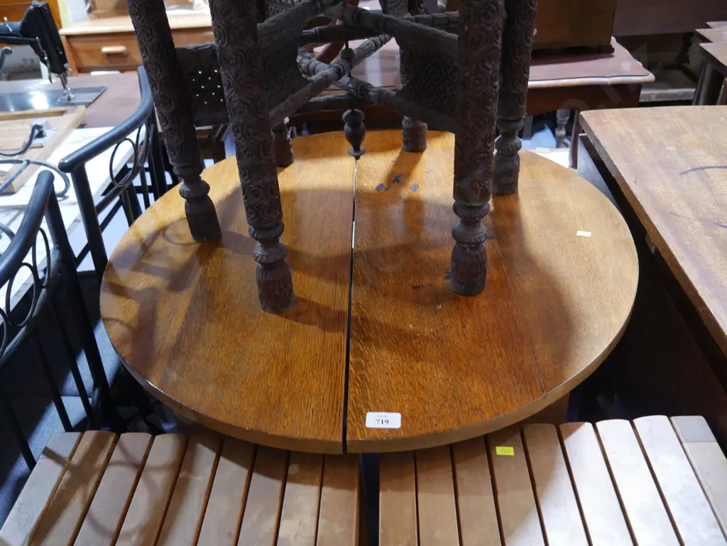 Round oak table Image 1++