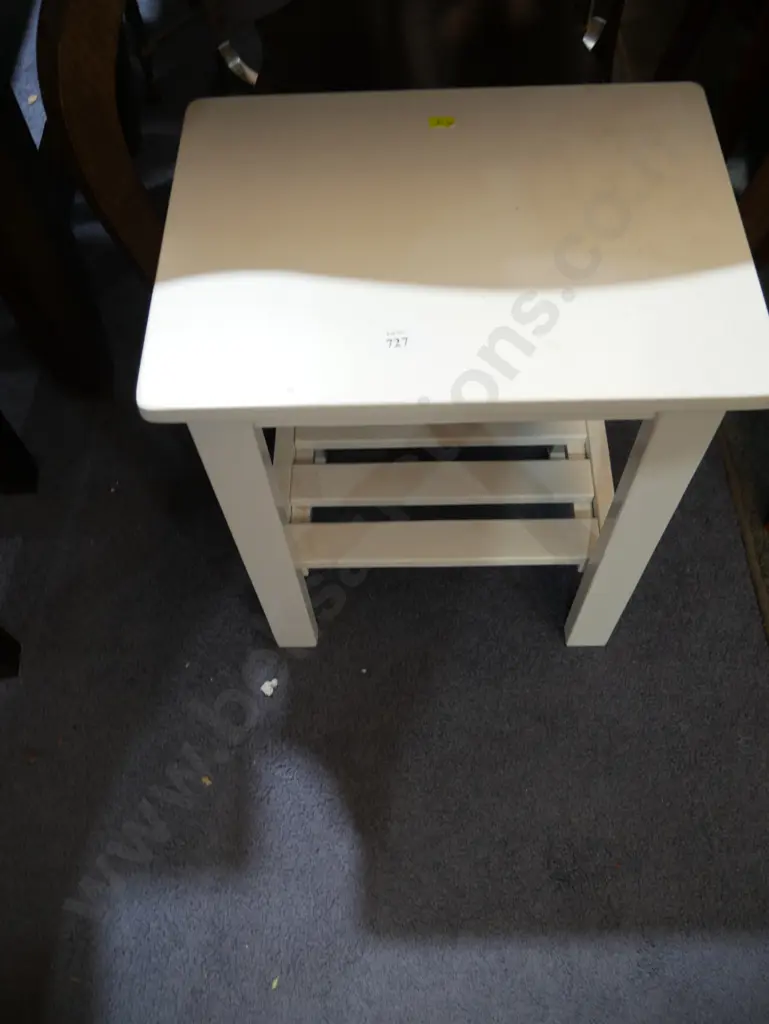 White side table Image 1++