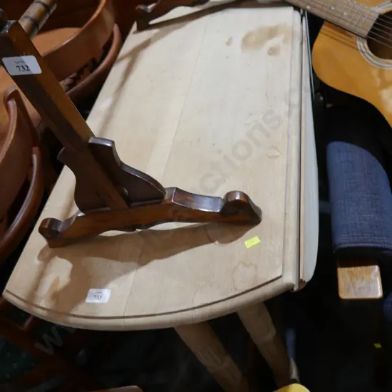 Gate leg drop leaf table
