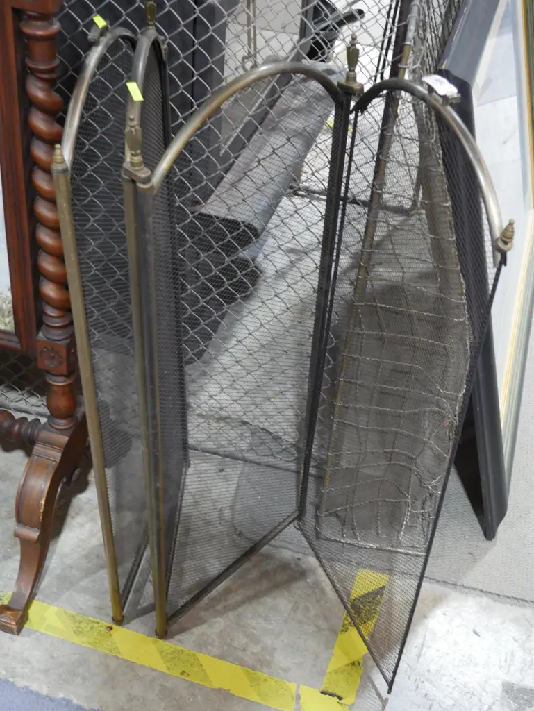Folding fire screen Image 1++