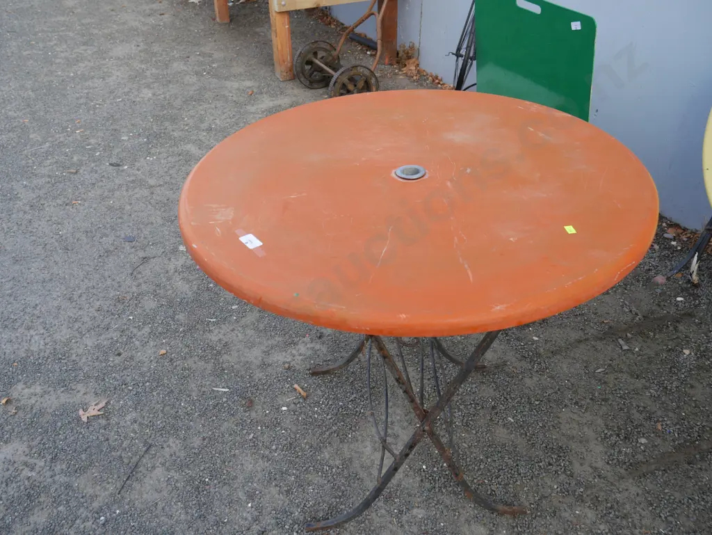 Round folding table (orange) Image 1++