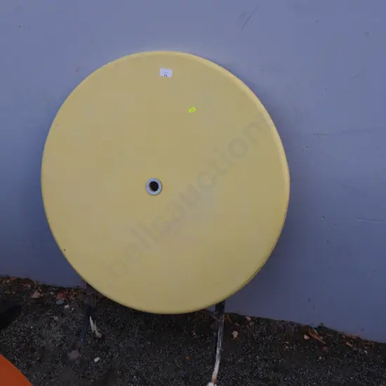 Round folding table (yellow)