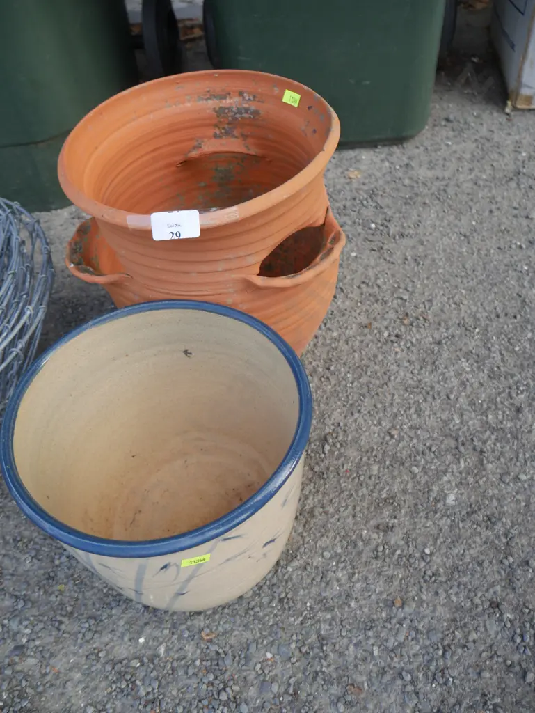2 plant pots Image 1++