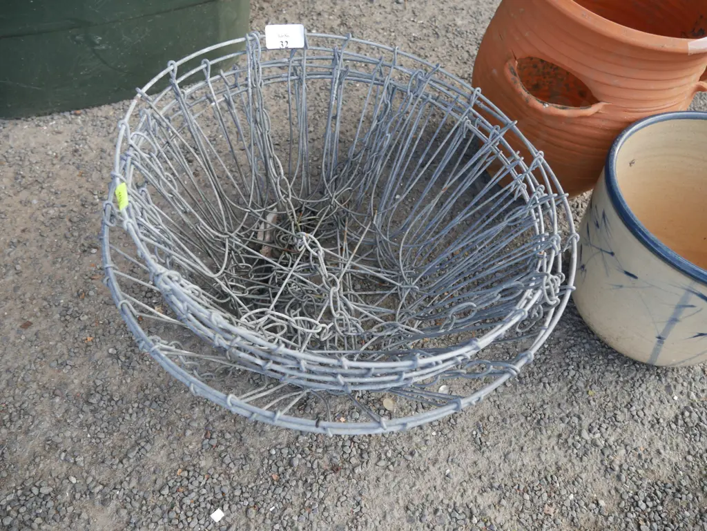 Wire hanging planters Image 1++