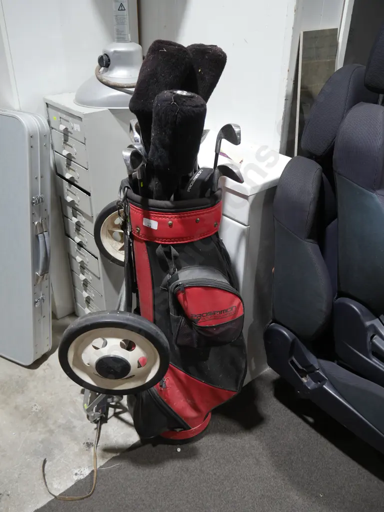Golf clubs, bag and trundler Image 1++