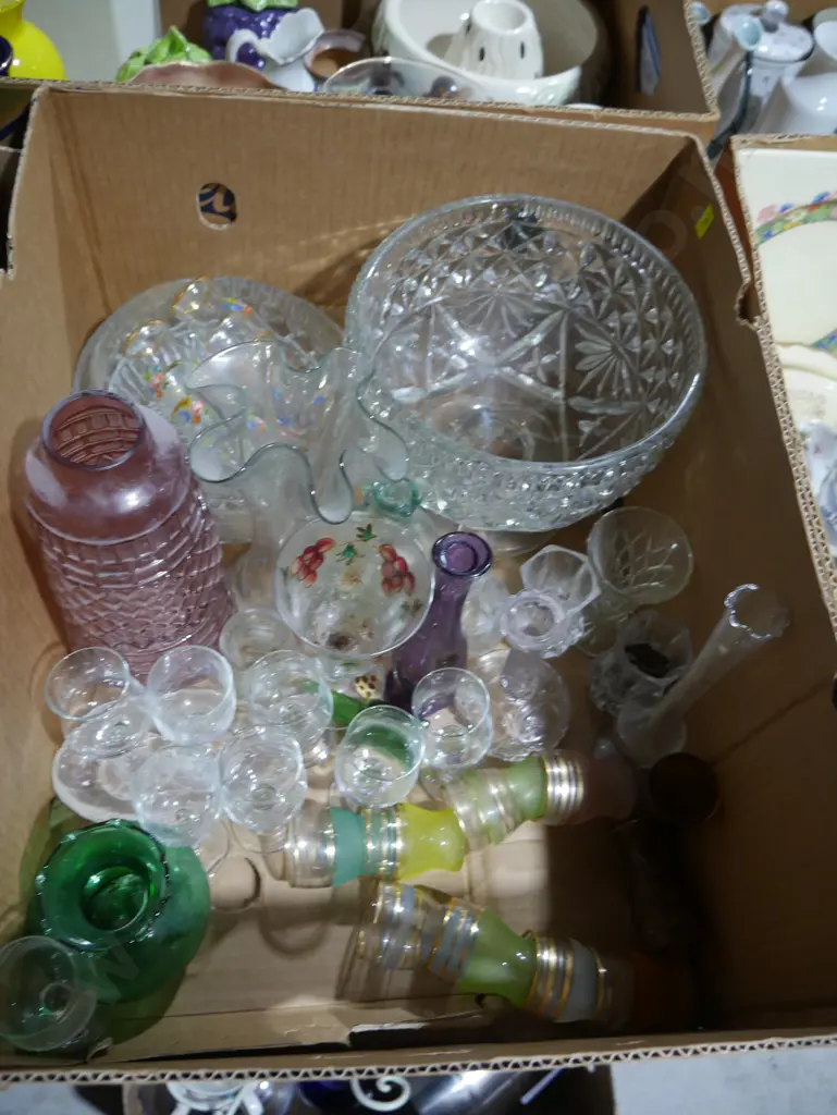Box of glassware Image 1++