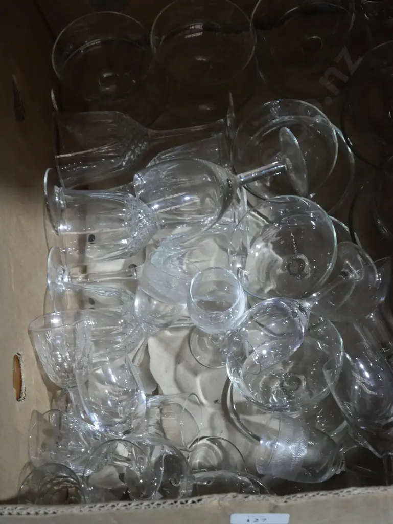 Box of glassware Image 1++