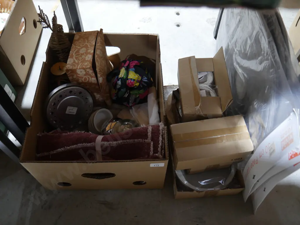 Assorted paper lanterns, sundries Image 1++