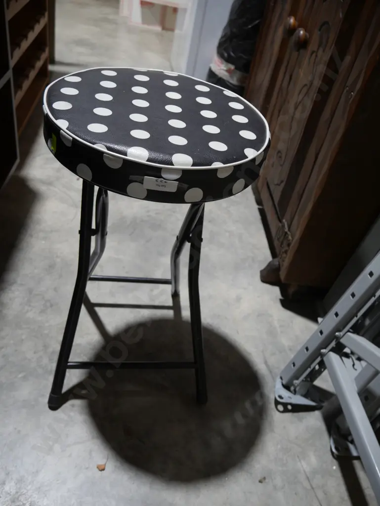 Fold up stool Image 1++