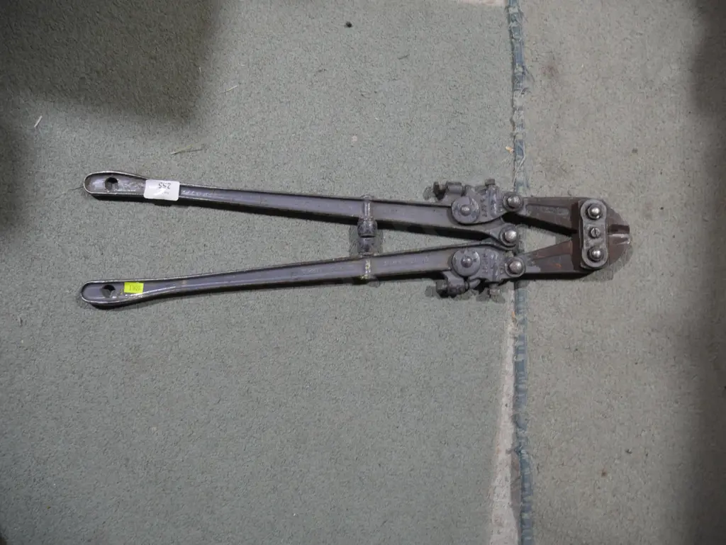 Bolt cutter Image 1++