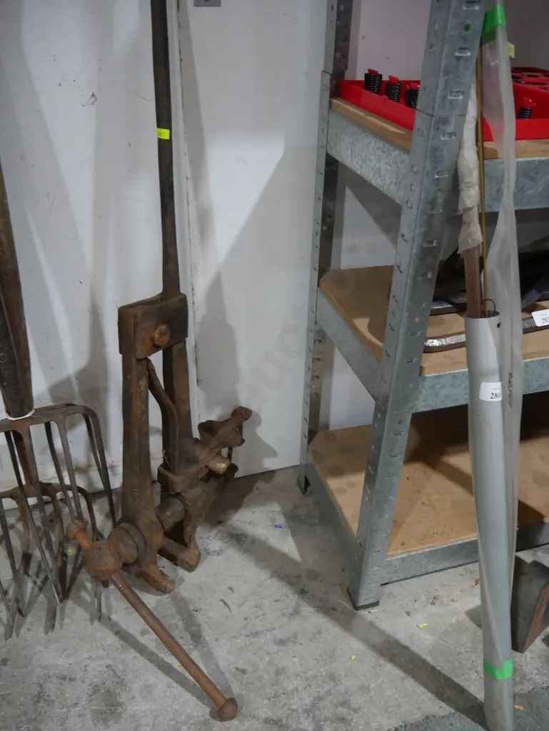 Blacksmiths leg vice Image 1++