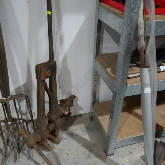 Blacksmiths leg vice