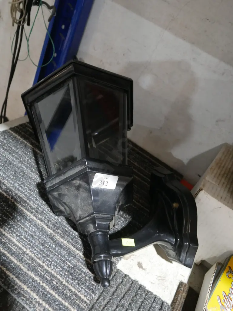 Lantern style outside light Image 1++