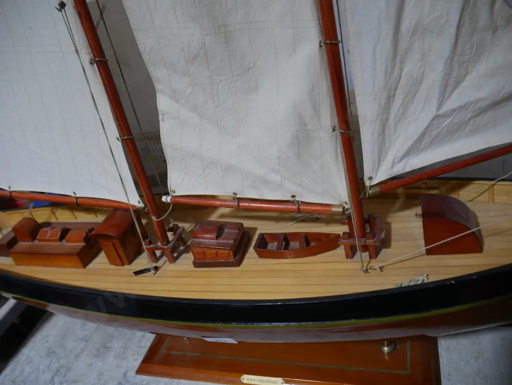 Model sailing ship Image 1++