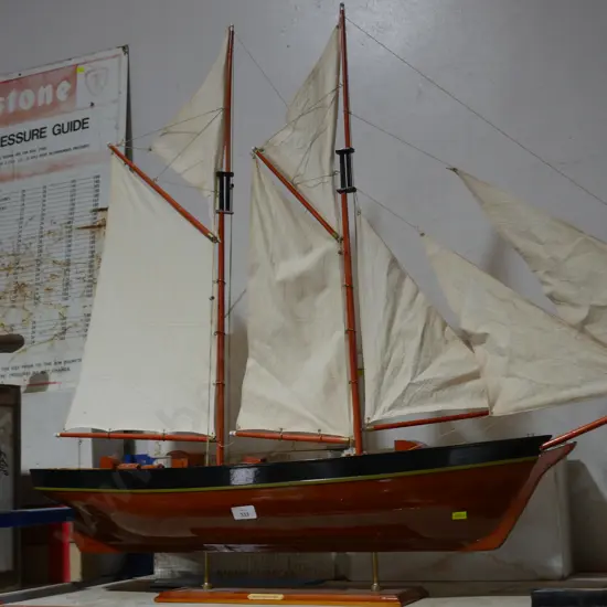 Model sailing ship