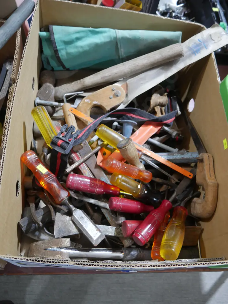 Assorted hand tools Image 1++