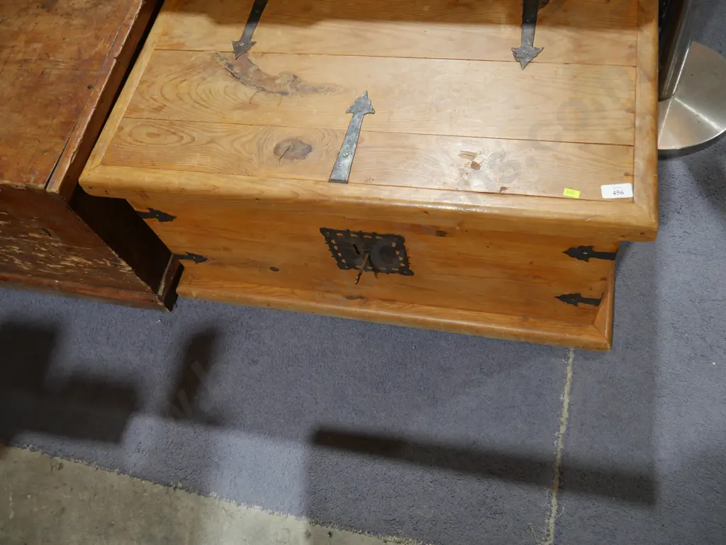 Wooden trunk Image 1++