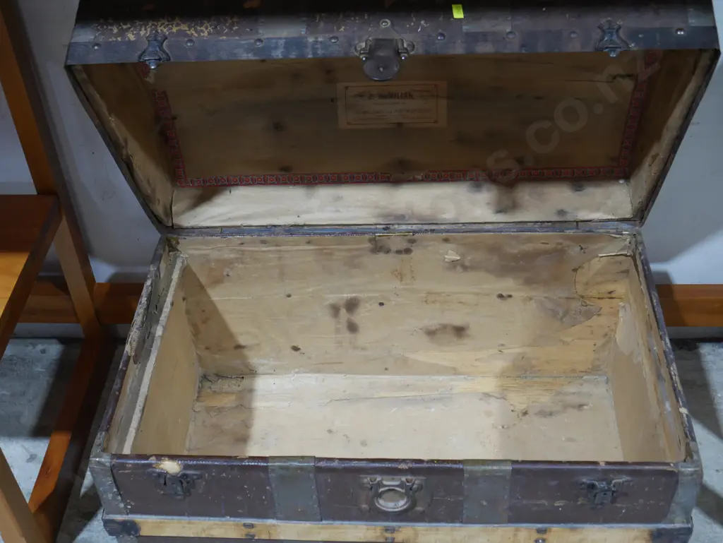 Wooden trunk Image 1++