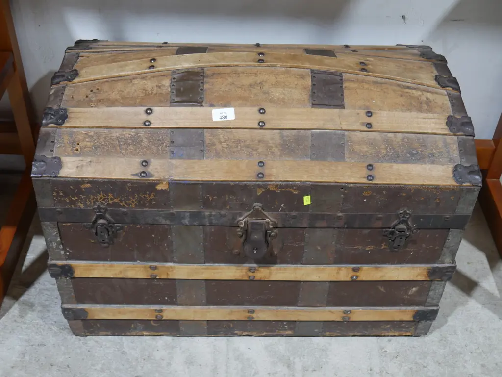 Wooden trunk Image 1++