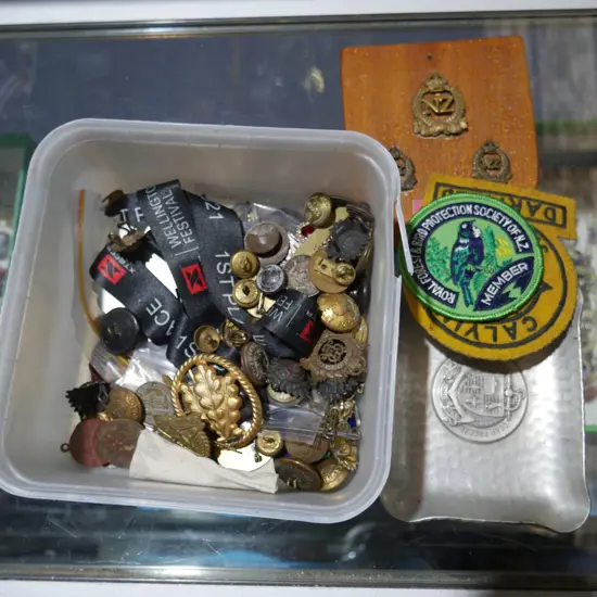 Buttons, badges etc