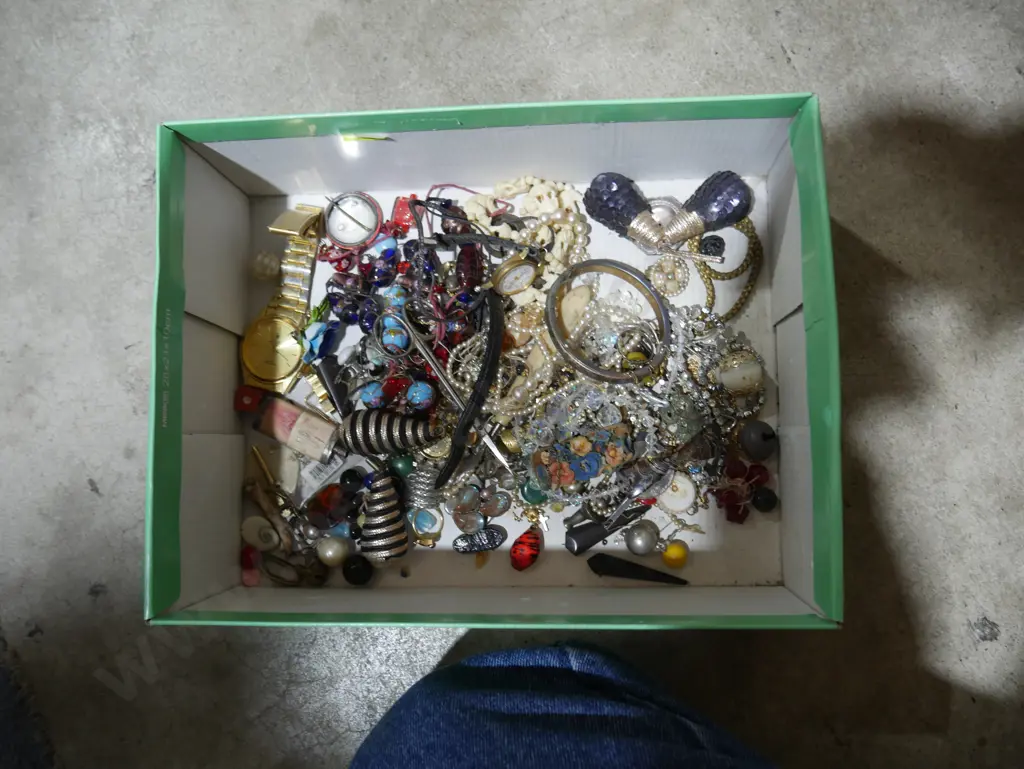 Costume jewellery Image 1++