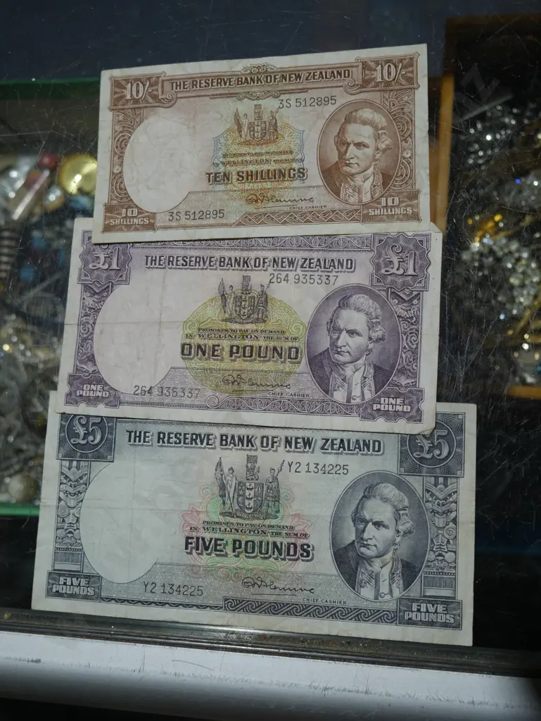 New Zealand 10 shilling, 1 pond and 5 pound notes Image 1++