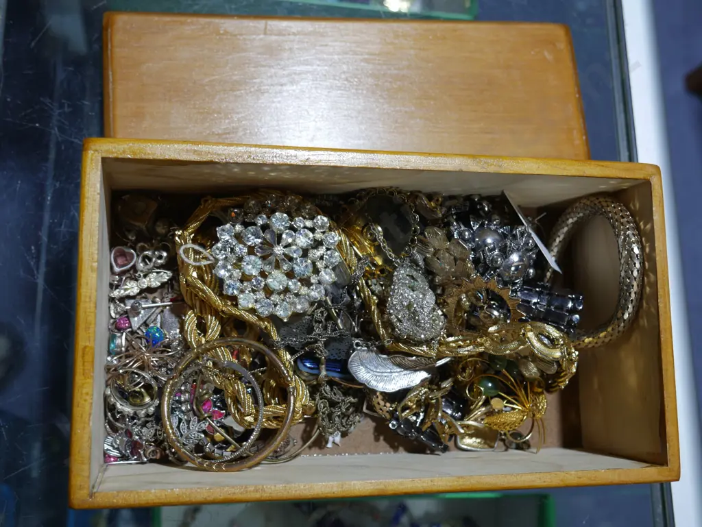 Costume jewellery Image 1++