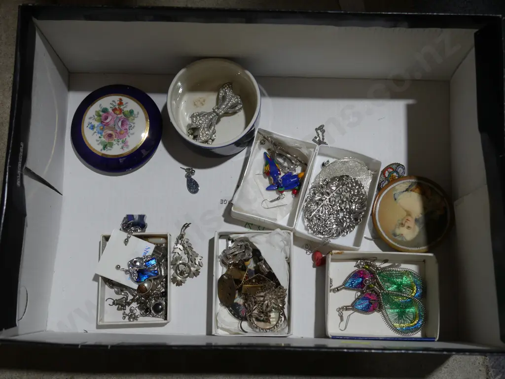 Costume jewellery, trinket box Image 1++