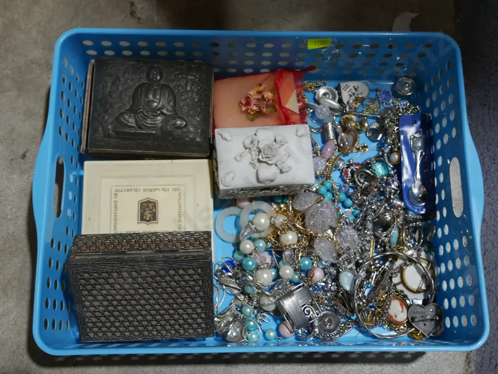 Costume jewellery and trinket boxes Image 1++