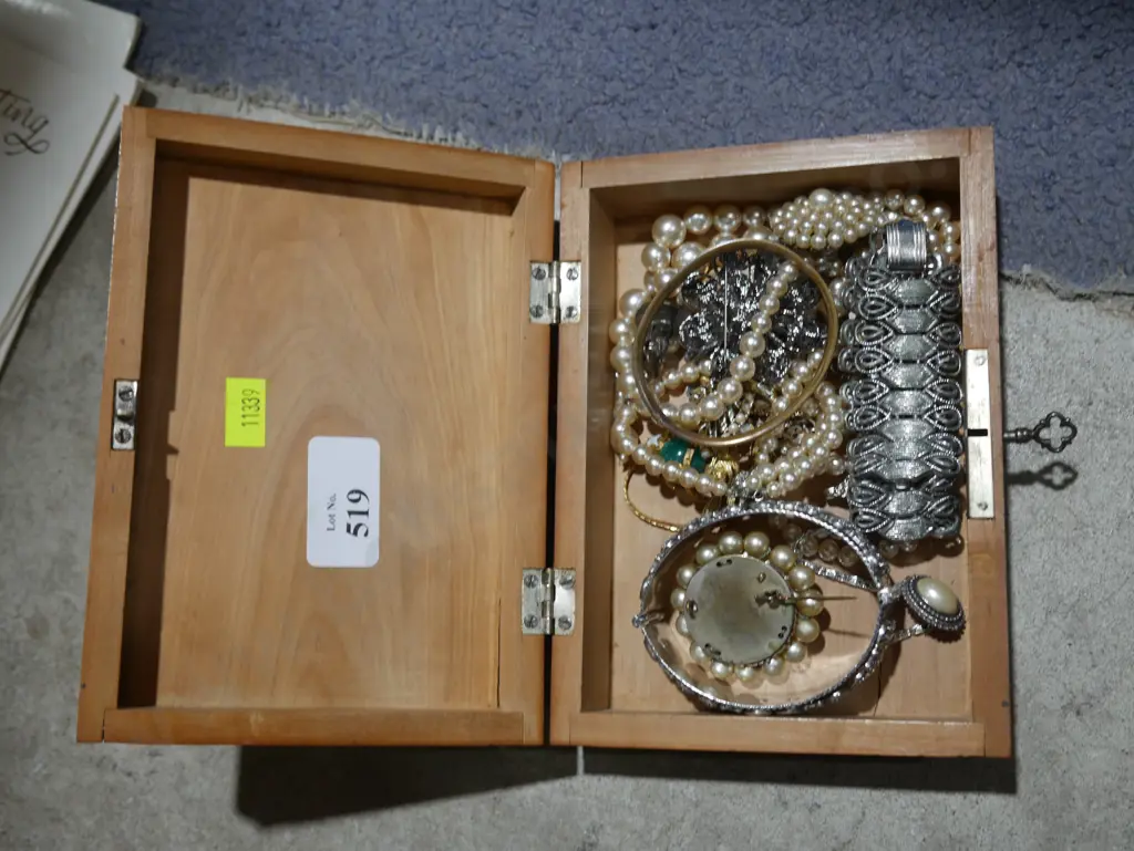 Costume jewellery in box Image 1++