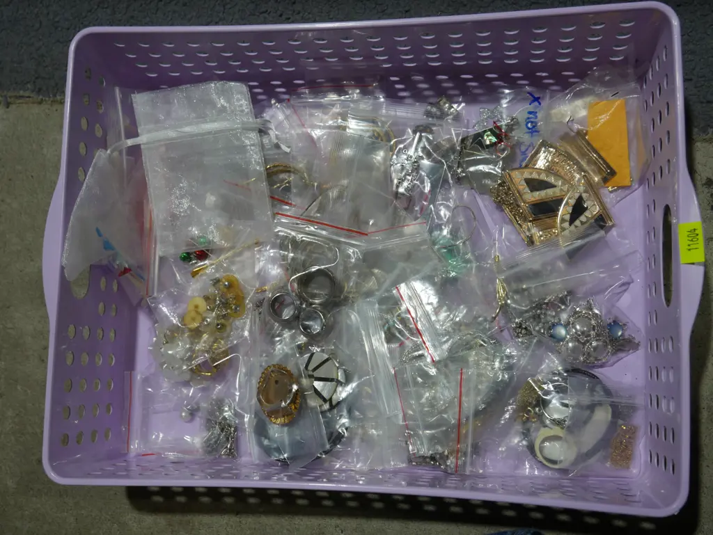 Costume jewellery Image 1++