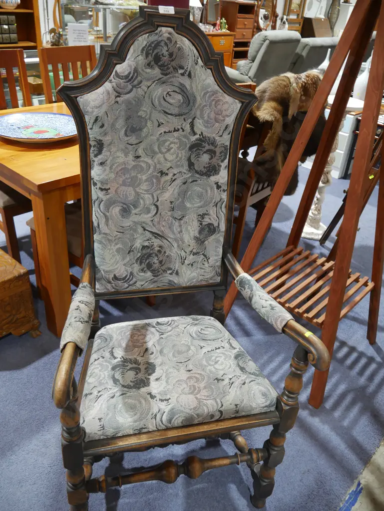 High backed armchair Image 1++