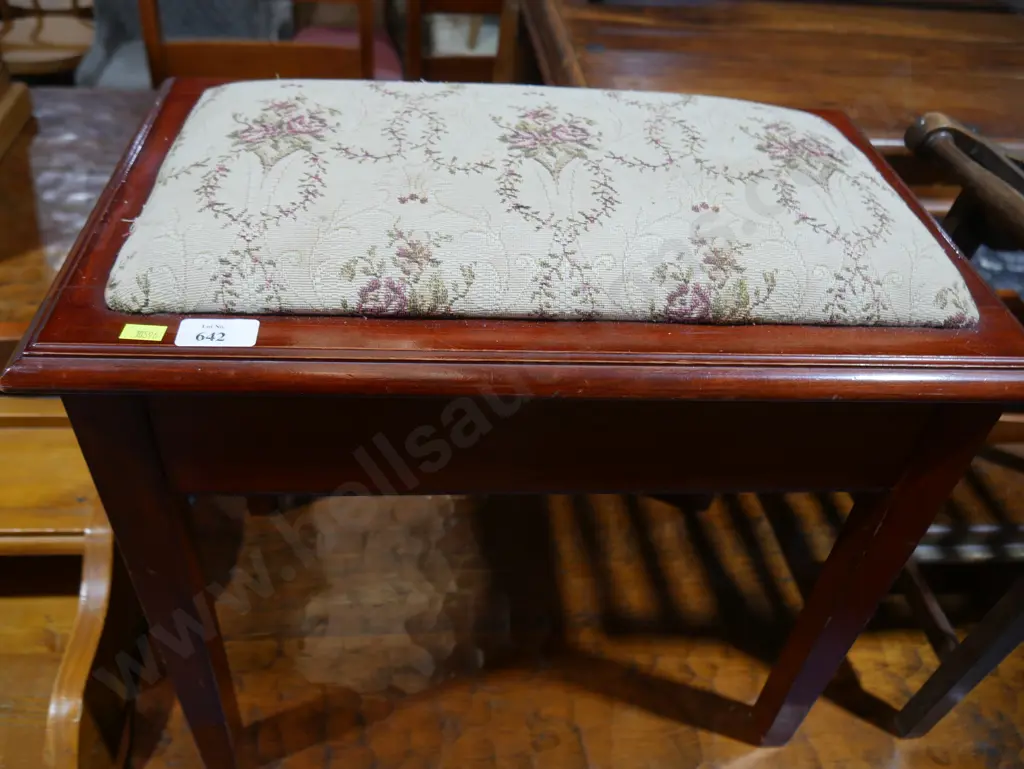 Piano stool Image 1++