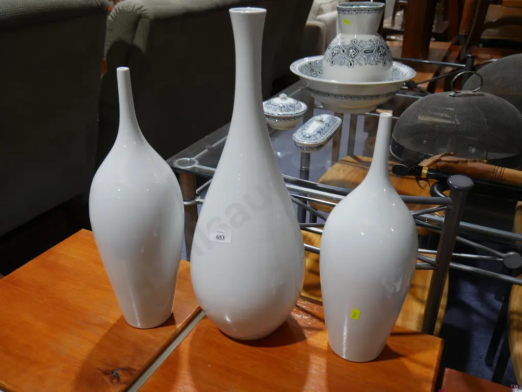 3 white vases Image 1++