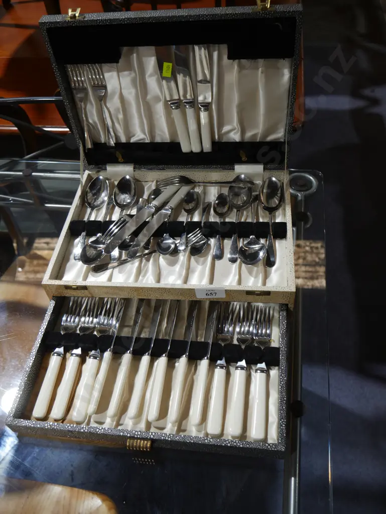 Cased cutlery set Image 1++