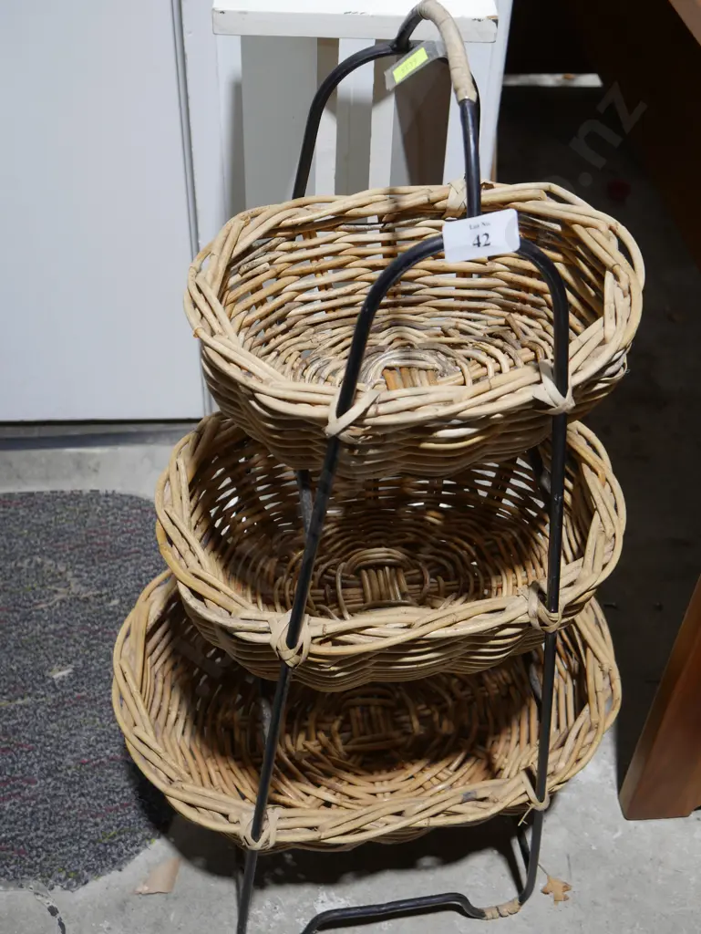 Cane basket and stand Image 1++