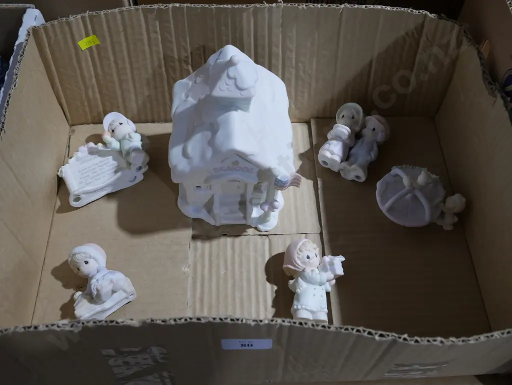 Night light ornament and figures Image 1++