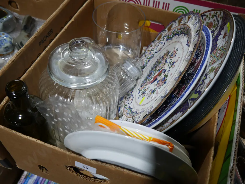 Plates, glass jars Image 1++